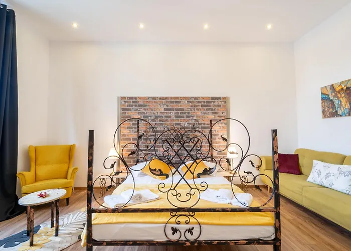 Cozy Spacious 5 Star Accommodation In The Heart Of Historic Center