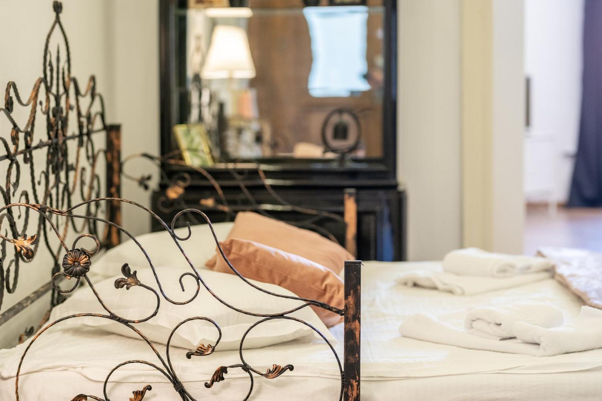Cozy Spacious 5 Star In The Heart Of Historic Center Apartment *